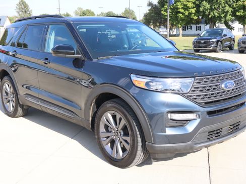 Used 2023 Ford Explorer XLT w/ Equipment Group 202A image 4