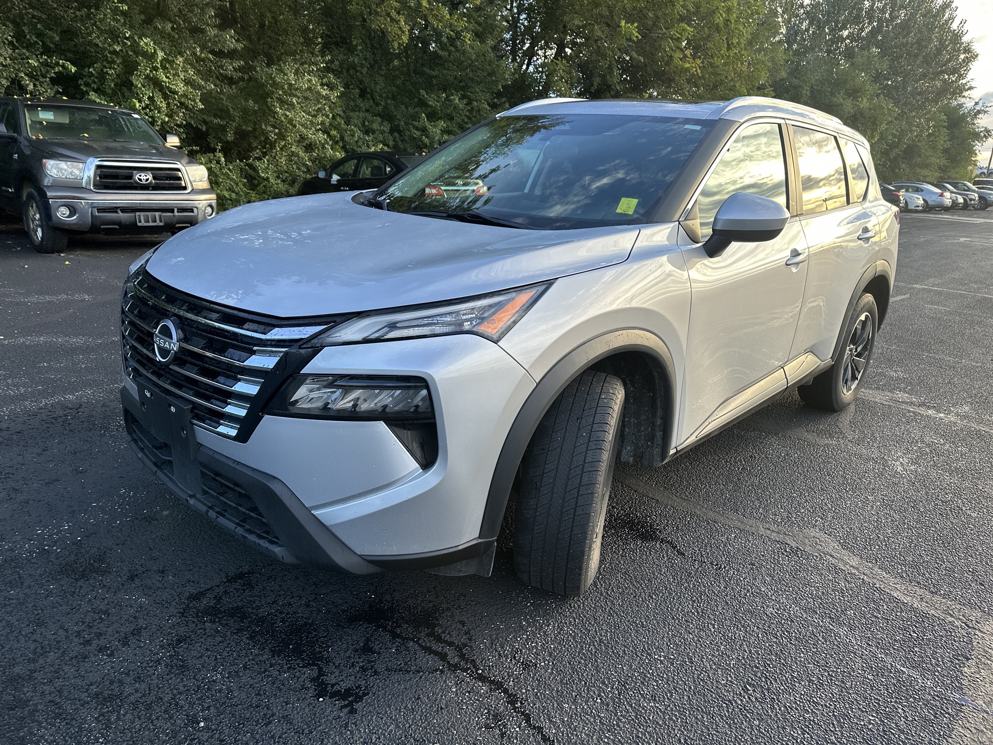 Used 2024 Nissan Rogue SV w/ SV Premium Package AWD/4WD image 3