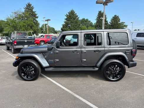 Used 2025 Jeep Wrangler Unlimited Sahara AWD/4WD image 3