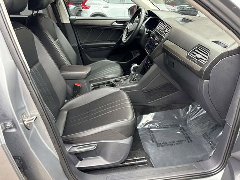Used 2024 Volkswagen Tiguan SE image 18