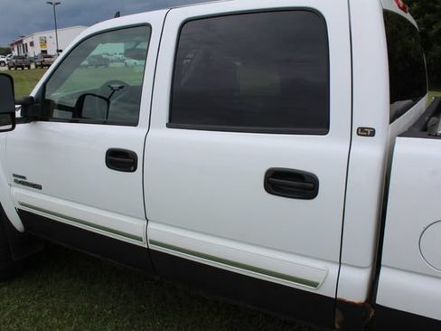 Used 2006 Chevrolet Silverado 2500 LT w/ Heavy-Duty Power Package AWD/4WD image 11