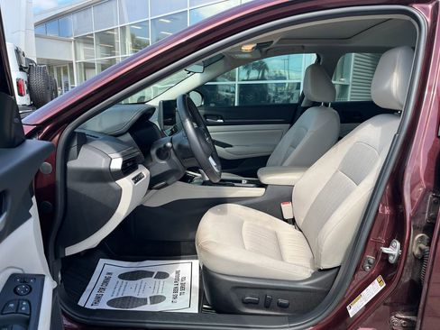 Used 2024 Nissan Altima 2.5 SV w/ SV Premium Package FWD image 11
