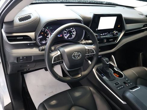 Used 2024 Toyota Highlander XLE AWD/4WD image 23