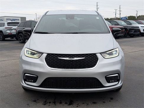 New 2026 Chrysler Pacifica Select image 3