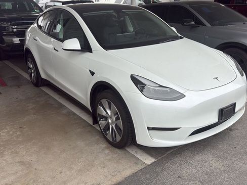 Used 2023 Tesla Model Y Long Range AWD/4WD image 3