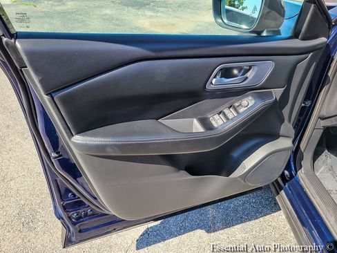 Used 2024 Nissan Rogue SV FWD image 25
