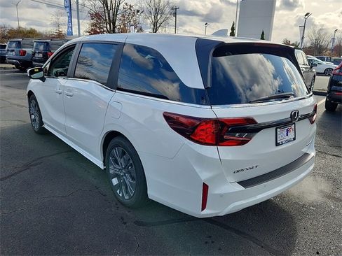 New 2026 Honda Odyssey Touring image 4