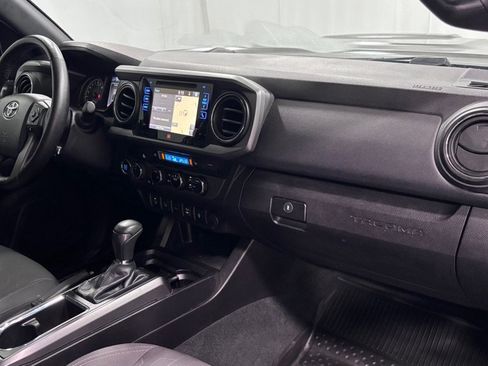 Used 2016 Toyota Tacoma TRD Sport AWD/4WD image 16