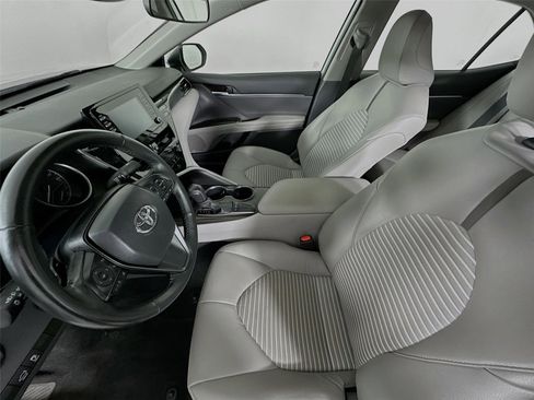 Used 2024 Toyota Camry SE image 11