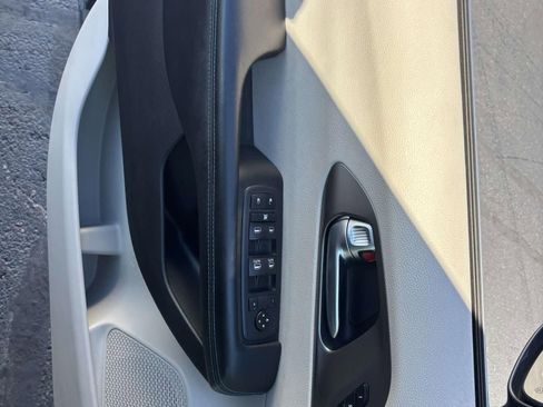 Used 2021 Chrysler Pacifica Touring-L image 13