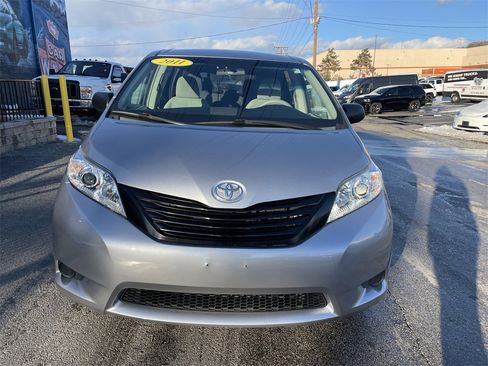 Used 2011 Toyota Sienna image 5