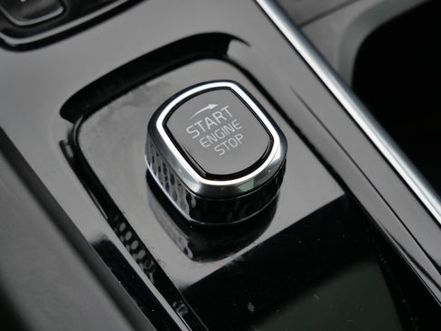 Used 2022 Volvo XC60 B6 R-Design w/ Advanced Package image 27