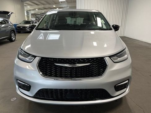 Used 2024 Chrysler Pacifica Touring-L FWD image 8