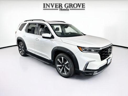 Used 2025 Honda Pilot Touring image 3