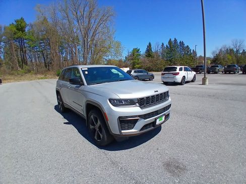 New 2026 Jeep Grand Cherokee Limited w/ Limited Altitude Package AWD/4WD image 3