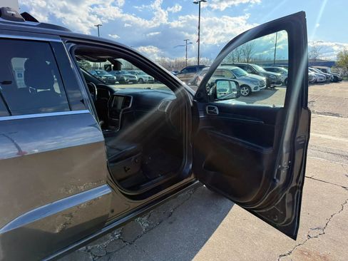 Used 2017 Jeep Grand Cherokee Overland image 24