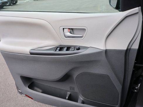 Used 2020 Toyota Sienna LE image 27