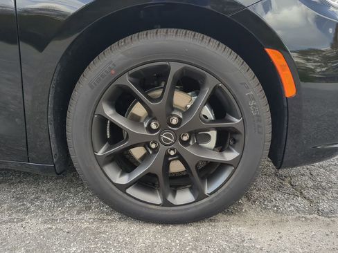 New 2026 Chrysler Pacifica Select image 9