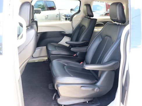 Used 2024 Chrysler Pacifica Limited FWD image 12