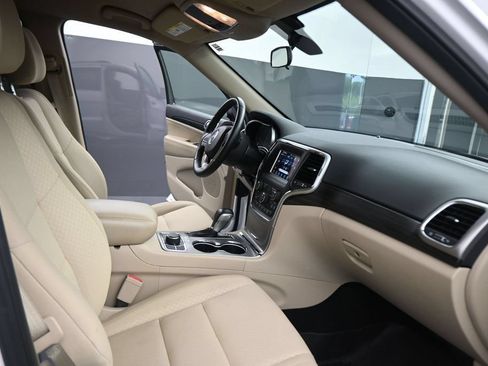 Used 2019 Jeep Grand Cherokee Laredo AWD/4WD image 47