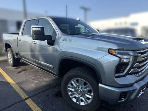 Used 2024 Chevrolet Silverado 2500 High Country w/ High Country Premium Package AWD/4WD image 2