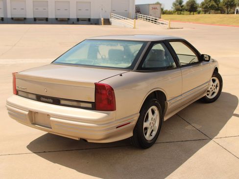 Used 1997 Oldsmobile Cutlass Supreme SL FWD image 14