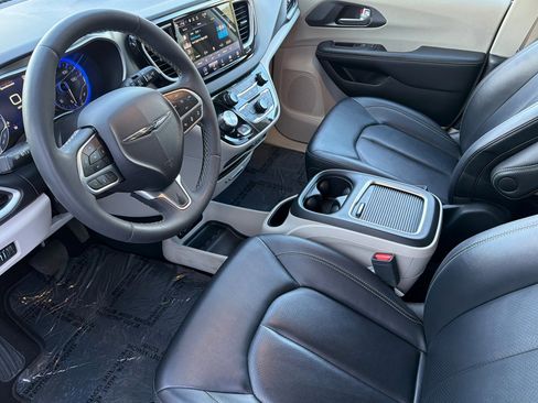 Used 2024 Chrysler Pacifica Touring-L image 9