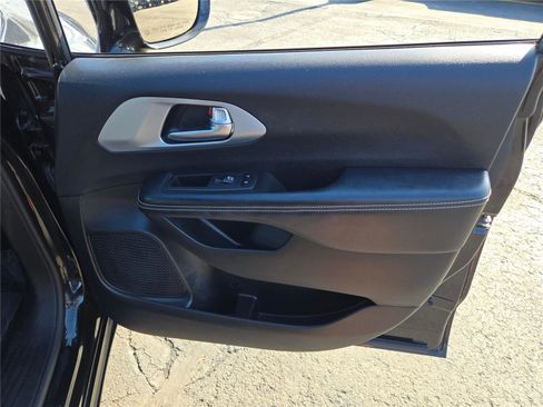 Certified 2022 Chrysler Pacifica Touring-L w/ Uconnect Theater Family Group image 6