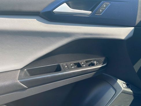 Certified 2022 Volkswagen Taos SE FWD image 25