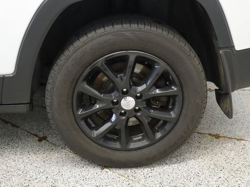 Used 2014 Jeep Cherokee Latitude w/ Cold Weather Group FWD image 15