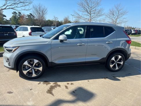 Used 2025 Volvo XC40 B5 Plus AWD/4WD image 29