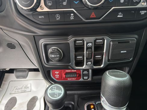 Used 2022 Jeep Gladiator Rubicon w/ LED Lighting Group AWD/4WD image 19