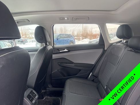 Used 2023 Volkswagen Taos SE w/ Panoramic Sunroof Package image 11