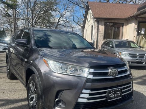 Used 2019 Toyota Highlander LE FWD image 7