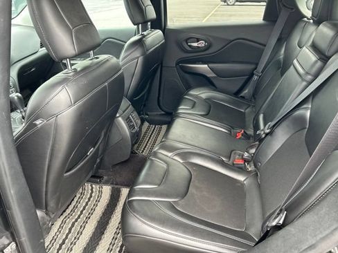 Used 2019 Jeep Cherokee Latitude Plus w/ Cold Weather Group AWD/4WD image 10