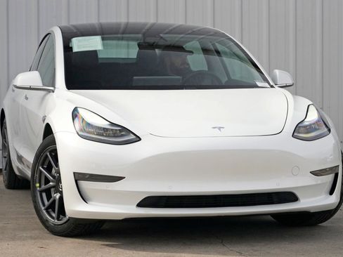 Used 2020 Tesla Model 3 Standard Range Plus image 4