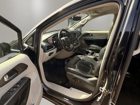 Used 2019 Chrysler Pacifica Touring-L image 13