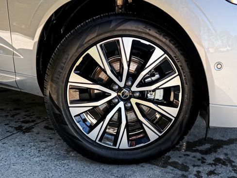 Used 2025 Volvo XC60 B5 Plus image 13