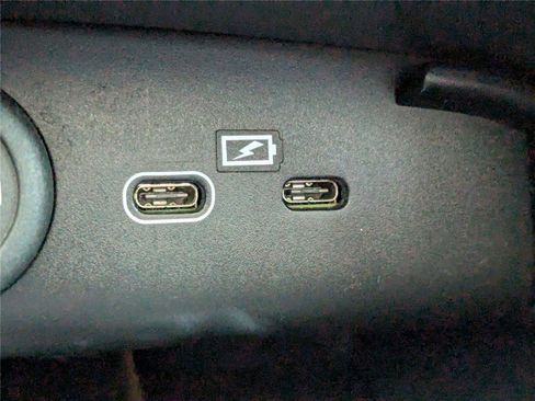 Used 2023 Volvo XC40 B5 Plus image 25