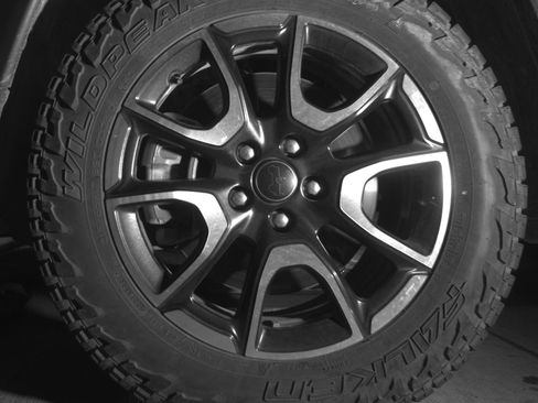 Used 2025 Jeep Compass Trailhawk w/ Trailer Tow Group AWD/4WD image 12