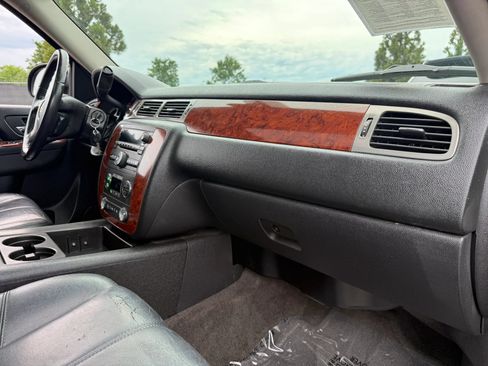 Used 2011 Chevrolet Suburban LT w/ Luxury Package AWD/4WD image 19