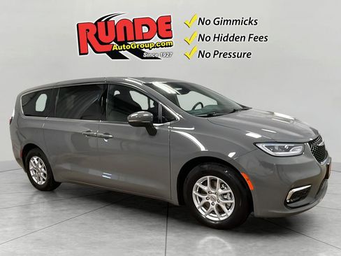 Used 2023 Chrysler Pacifica Touring image 7
