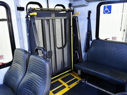 Used 2017 Ford F550 2WD Regular Cab Super Duty image 27