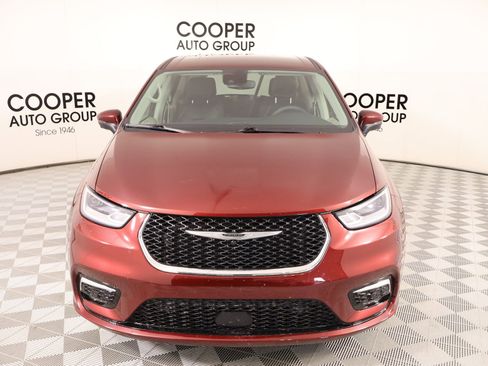 Used 2023 Chrysler Pacifica Touring-L image 8