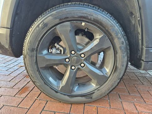 Used 2025 Jeep Grand Cherokee L Altitude image 9