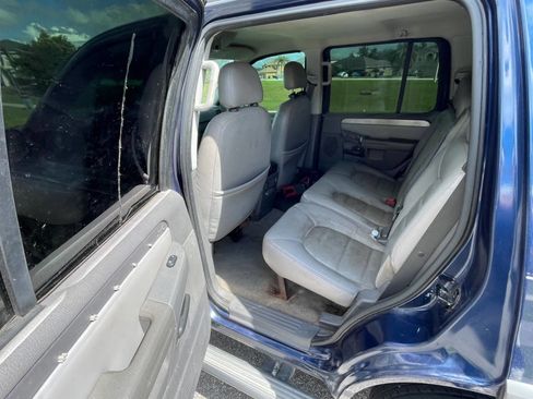 Used 2004 Ford Explorer XLT image 11