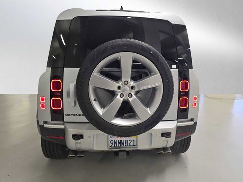 Used 2024 Land Rover Defender 110 SE image 4