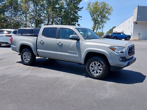 Used 2019 Toyota Tacoma SR5 AWD/4WD image 2