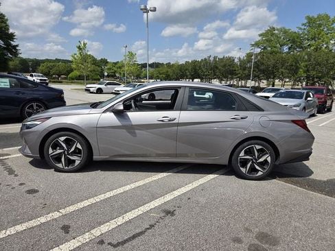 Used 2023 Hyundai Elantra SEL w/ Convenience Package FWD image 3