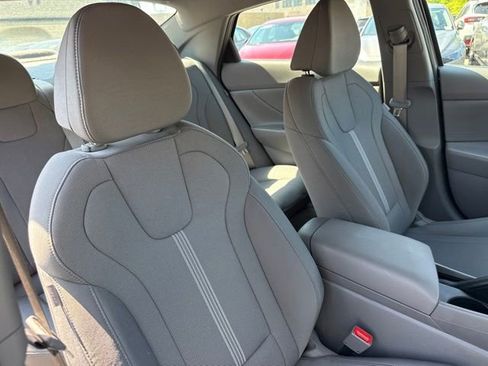 Used 2025 Hyundai Elantra SE FWD image 21